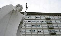 Statue du pape Jean Paul II devant l'hôpital Gemelli où le pape François a été admis, le 30 mars 2023 à Rome