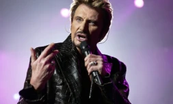 le chanteur français Johnny Hallyday se produit, le 15 décembre 2003 au Palais omnisports de Bercy à Paris.