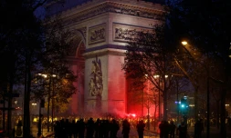 "Gilets jaunes" et policiers se font face près de l'Arc de Triomphe à Paris le 1er décembre 2018