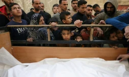 Des Palestiniens se rassemblent autour de corps couverts avant leur  enterrement, à Jabalia dans le nord de la bande de Gaza, le 16 avril 2025

