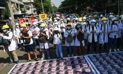 Des portraits barrés d'une croix rouge du général Min Aung Hlaing au sol lors d'une manifestation contre le coup d'Etat militaire, le 5 mars 2021 à Rangoun, en Birmanie