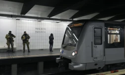 Des militaires belges montent la garde, le 25 avril 2016 à la station de métro Maelbeek à Bruxelles, à sa réouverture un mois et trois jours après les attentats jihadistes qui ont frappé la capitale belge, faisant 32 morts et des centaines de blessés