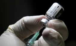 Un soignant s'apprĂȘte Ă administrer le vaccin de Pfizer-BioNTech contre le Covid-19, Ă l'Institut Michener, Ă Toronto, au Canada, le 14 dĂ©cembre 2020