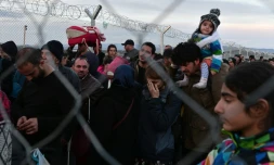 Des réfugiés syriens et irakiens à la frontiÚre greco-macédonienne prÚs d'Idomeni le 27 février 2016