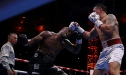 L'Ukrainien Oleksandr Usyk et le Britannique Daniel Dubois lors de leur combat à Londres le 19 juillet 2025 