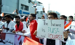 Des étudiants en médecine manifestent contre le gouvernement dans la capitale irakienne, Bagdad, le 28 octobre 2019