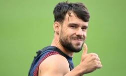 Le défenseur espagnol du Paris Saint-Germain, Juan Bernat, arrive pour une séance d'entraînement, le 30 juillet 2020 au Stade de France, à la veille de la finale de la Coupe de la Ligue contre Lyon