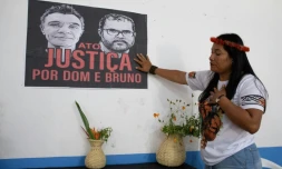 Une femme indigène touche une affiche réclamant justice pour l'expert indigène Bruno Pereira et le journaliste britannique Dom Phillips lors d'une cérémonie pour leur mort au siège de l'association de l'Union des peuples indigènes de la vallée de Javari (UNIVAJA), à Atalaia do Norte, dans l'État d'Amazonas, au Brésil, le 21 juin 2022
