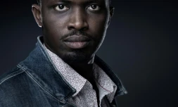 L'écrivain sénégalais Mohamed Mbougar Sarr pose à l'AFP à Paris le 17 septembre 2021 