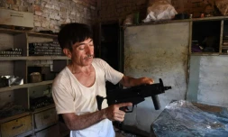 Khitab Gul, artisan forgeron du bazar de Darra Adamkhel (nord-ouest du Pakistan) travaille dans son atelier Ă fabriquer une arme, le 6 juin 2016