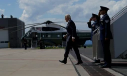 Le président américain Joe Biden à son arrivée à l'aéroport de Hagerstown, le 17 août 2023 dans le Maryland, en route pour se rendre à Camp David