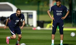 L'attaquant des Bleus Karim Benzema (G) Ă l'entraĂźnement sous les yeux de Kylian Mbappe, le 31 mai 2021 Ă Clairefontaine-en-Yvelines.