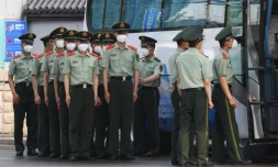 Des policiers chinois s'apprĂȘtent Ă boucler les accĂšs au marchĂ© Xinfadi de PĂ©kin, le 13 juin 2020