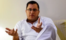 Le policier pakistanais et auteur de polars Omar Shahid Hamid, lors d'une interview à Karachi, le 21 mai 2019.