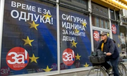Une affiche électorale avec le slogan "Pour une Macédoine européenne!" à Skopje le 29 septembre 2018.