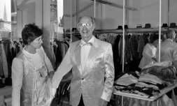 Le couturier français André Courrèges et son épouse Coqueline dans son atelier à Paris