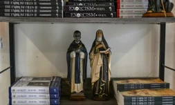 Des statuettes de saints sur une étagère de livres dans le Centre Saint-Michel pour la libération spirituelle et l'exorcisme, le 18 juillet 2026 à Manille