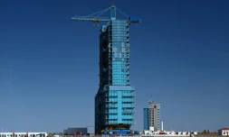 Une fusée Longue Marche-2F, transportant le vaisseau spatial Shenzhou-17, entourée d'un bouclier sur son pas de tir au centre de lancement de satellites de Jiuquan, dans le désert de Gobi, le 25 octobre 2023 au nord-ouest de la Chine