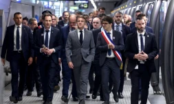 Emmanuel Macron (c) et des officiels sur le quai de la nouvelle station "Mairie de Saint-Ouen", sur la ligne 14 du métro parisien, le 24 juin 2024