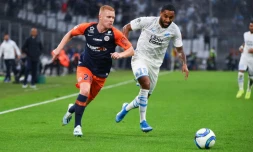 Le milieu de Montpellier Florent Mollet (g) et le défenseur de Marseille Jordan Amavi le 21 septembre 2019 à Marseille 