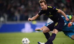 L'attaquant de Tottenham Harry Kane inscrit le premier but de son équipe contre la Juventus, en 8es de finale aller de la Ligue des champions, le 13 février 2018 à Turin 