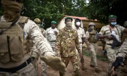 Le colonel Assimi Goïta, au centre, l'homme fort de la junte qui avait renversé le régime civil en août dernier, à Balmako le 18 septembre 2020