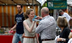 Nathalie Kosciusko-Morizet, candidate LR aux législatives à Paris, lors d'une altercation avec un passant, le 15 juin 2017 sur un marché du Ve arrondissement de Paris
