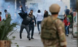 Des manifestants lancent des pierres sur l'armée à Tripoli, dans le nord du Liban, le 28 avril 2020