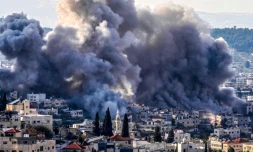 D'immenses panaches de fumée se dégagent du camp de réfugiés de Jénine lors d'une opération militaire israélienne, le 2 février 2025 à Jénine, dans le nord de la Cisjordanie occupée  