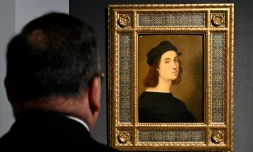 Un visiteur devant l'"Autoportrait" de Raphaël, lors de l'exposition à Rome, le 4 mars 2020