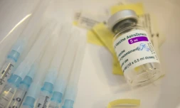 Les moins de 55 ans qui ont reçu une premiÚre dose d'AstraZeneca contre le Covid-19 devraient avoir leur deuxiÚme avec un autre vaccin, a déclaré vendredi le ministre de la Santé