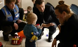 Emmanuel Macron visite un centre de réfugiés ukrainiens à La Pommeraye, dans le Maine-et-Loire, le 15 mars 2022