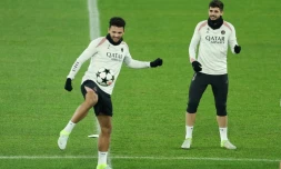 L'attaquant portugais du PSG Gonçalo Ramos (g) à côté de son coéquipier le défenseur brésilien Lucas Beraldo (d) lors d'une séance d'entraînement à la Red Bull Arena de Salzbourg, en Autriche, le 9 décembre 2024