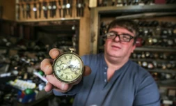 Youssef Abdelkarim, réparateur de montres, présente un modèle Omega dans son magasin de la rue Rachid, à Bagdad, le 9 décembre 2020