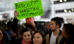 Boycott d'United Airlines suite à l'expulsion musclée d'un passager: le PDG, OScar Munoz, ne démissionnera pas