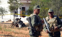 Des soldats tunisiens surveillent les lieux oĂč s'est tenu un assaut, le 3 mars 2016 dans la ville de Ben Guerdane, une rĂ©gion du sud-est de la Tunisie proche de la frontiĂšre libyenne