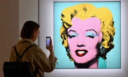 Le portrait de Marilyn Monroe "Shot Sage Blue Marilyn" par Andy Warhol, mis aux enchères le 9 mai, au siège de la maison d'enchères Christie's à New York le 29 avril 2022
