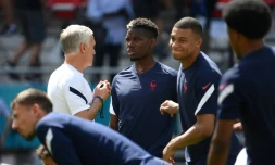 Le sélectionneur de l'équipe de France, Didier Deschamps, donne ses consignes à Paul Pogba et Kylian Mbappé, lors d'un entraînement, le 18 juin 2021 à Budapest