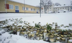 Des bougies et des fleurs en hommage aux victimes d'une attaque perpétrée par un garçon de 12 ans, devant l'école de Vantaa en Finlande le 3 avril 2024
