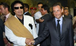 L'ancien leader libyen Mouammar Kadhafi (G) et l'ex-président français Nicolas Sarkozy (D) lors d'une visite officielle à Tripoli le 25 juillet 2007