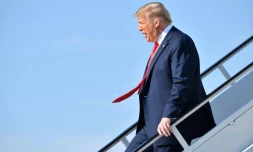 Donald Trump descend de Air Force One, à son arrivée à Tulsa, le 20 juin 2020