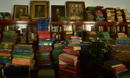 Des piles de livres et des tableaux de l'époque victorienne à la bibliothèque McMillan datant de l'époque coloniale, le   24 juillet 2018 à Nairobi, au Kenya