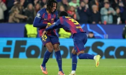 Le défenseur français du Barça Jules Koundé (à gauche) lors du match de ligue des champions contre Francfort, le 9 décembre 2025