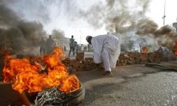 Des manifestants soudanais barrent une rue à Khartoum, en brûlant des pneus, alors que les forces de l'ordre tentent de disperser un sit-in du mouvement de la contestation le 3 juin 2019