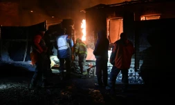 Des pompiers et secouristes sur les lieux d'une frappe nocturne de drones russes à Kharkiv, le 10 février 2024 en Ukraine