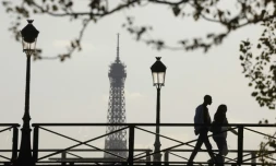 Des promeneurs sur le Pont des Arts Ă Paris, peu avant le couvre-feu, le 19 avril 2021 Ă Paris