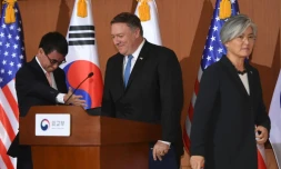 Le secrétaire d'Etat américain Mike Pompeo (au centre) avec les ministres des Affaires étrangères japonais Taro Kono et sud-coréenne Kang Kyung-wha, le 14 juin 2018 à Séoul