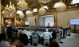 Le président de la France, Emmanuel Macron (C), des membres du gouvernement français et d'autres responsables assistent à une session d'un sommet sur la Nouvelle-Calédonie au Palais de l'Élysée à Paris le 2 juillet 2025