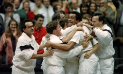 Yannick Noah, ses joueurs et son encadrement exultent après la victoire de la France en finale de la Coupe Davis face aux Etats-Unis, le 30 novembre 1991 à Lyon