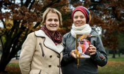 Deux théologiennes de GenÚve, Elisabeth Parmentier (à gauche) et Lauriane Savoy présentent la "Bible des femmes" à laquelle elles ont contribué, avec une vingtaine d'autres théologiennes, le 20 novembre 2018 à GenÚve